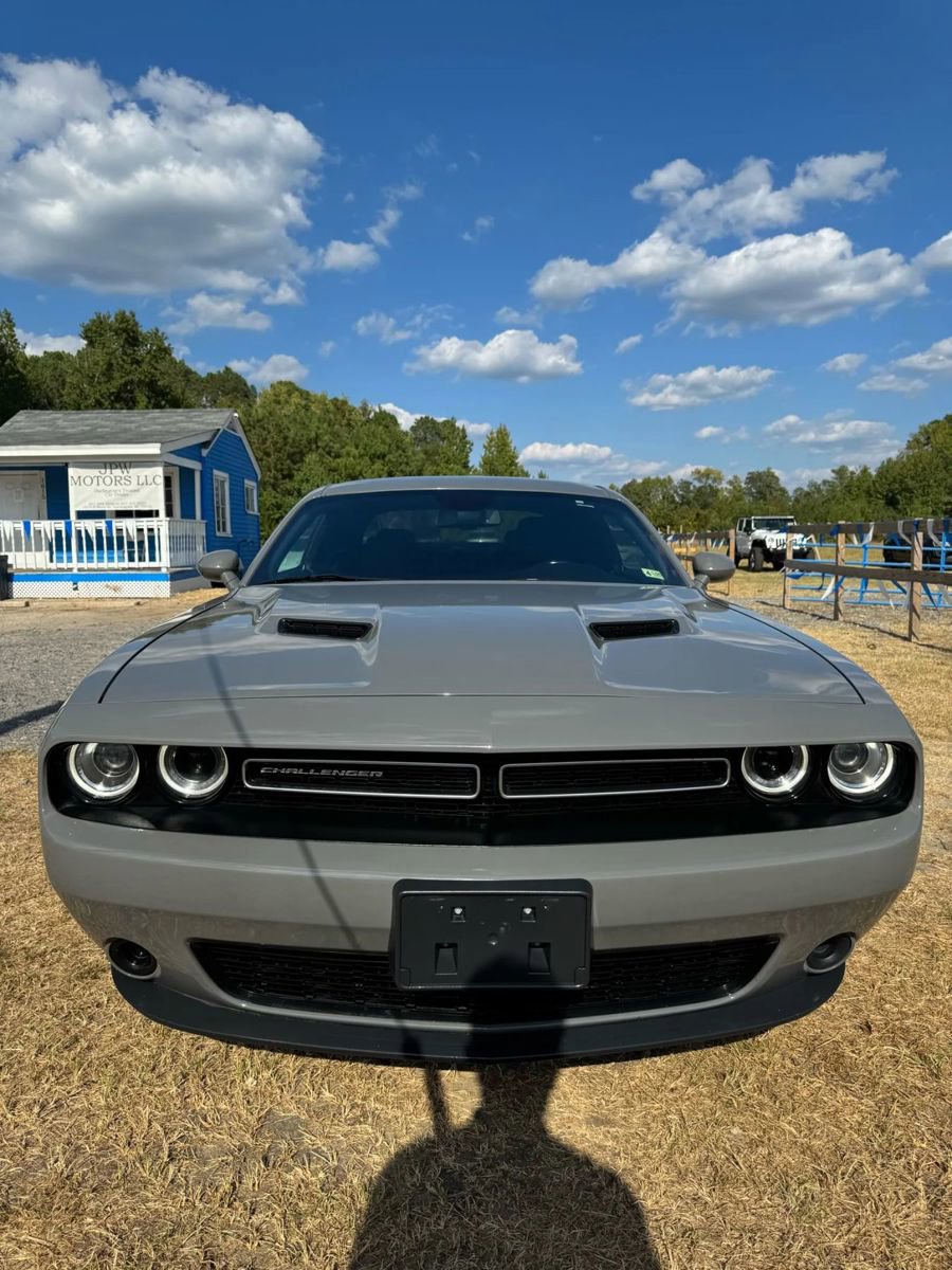 Used 2019 Dodge Challenger SXT image 3