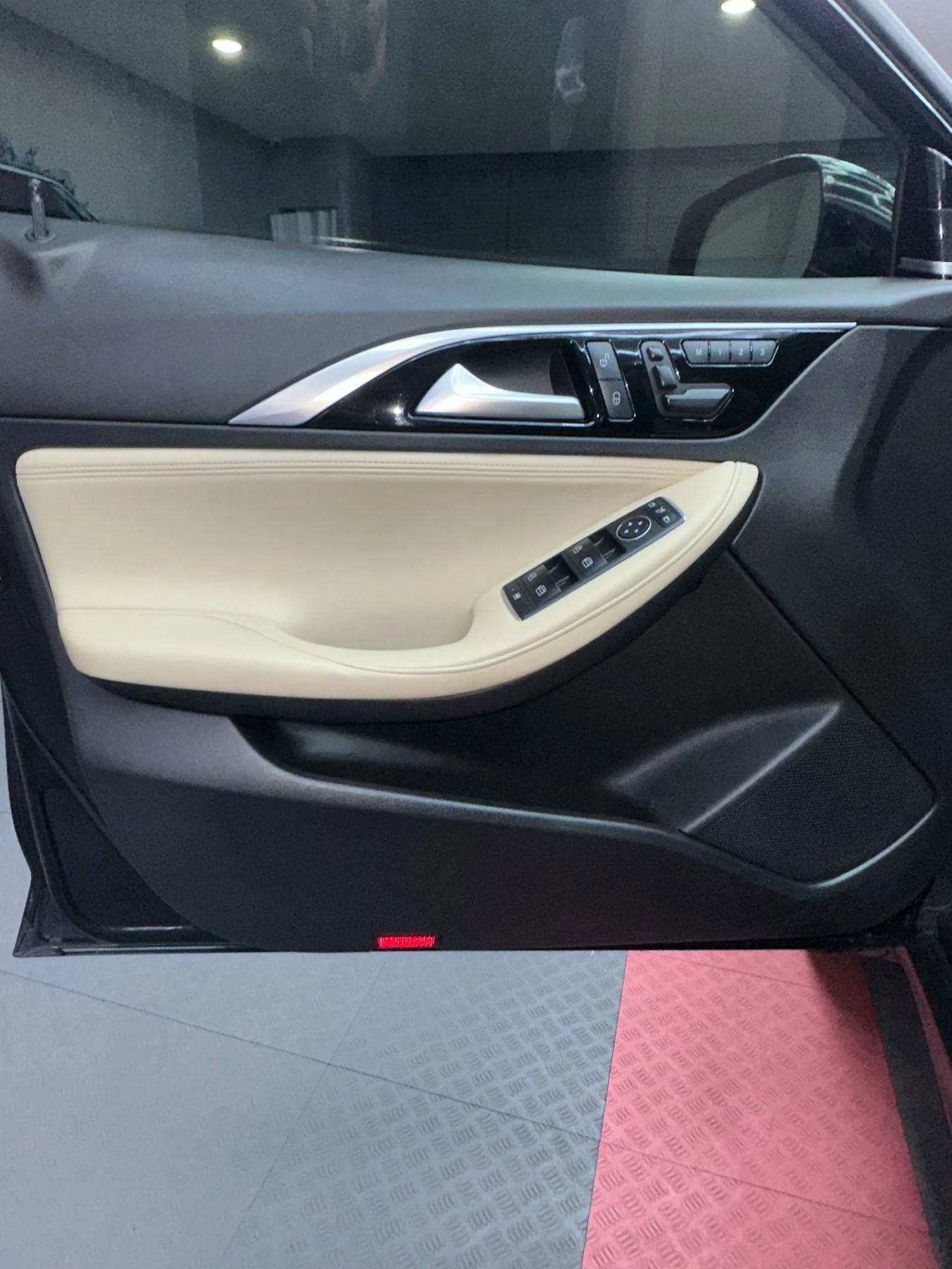 Used 2017 INFINITI QX30 Premium w/ Navigation Package image 10