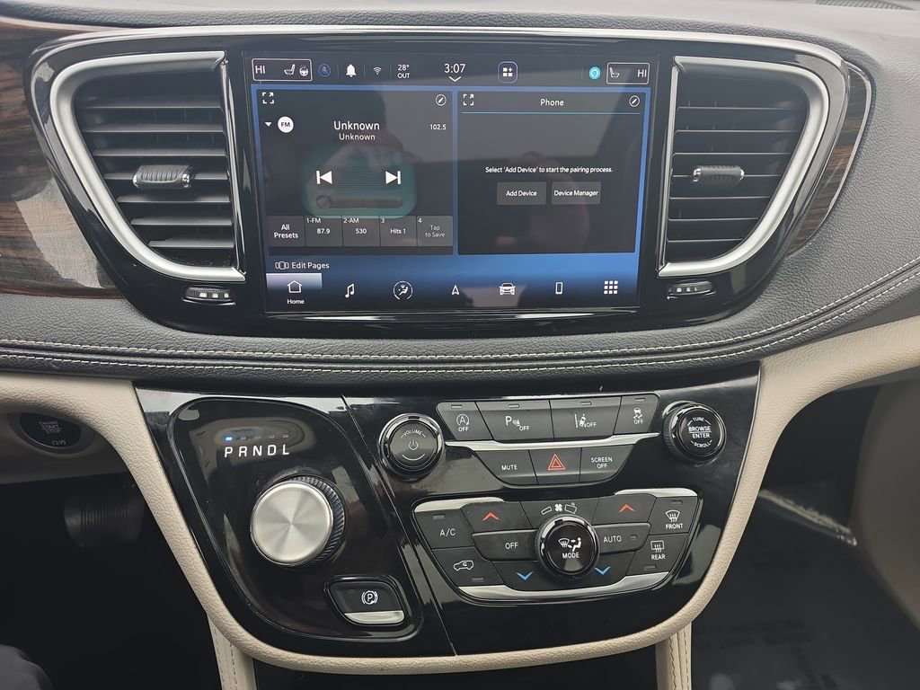 Used 2023 Chrysler Pacifica Limited FWD image 23