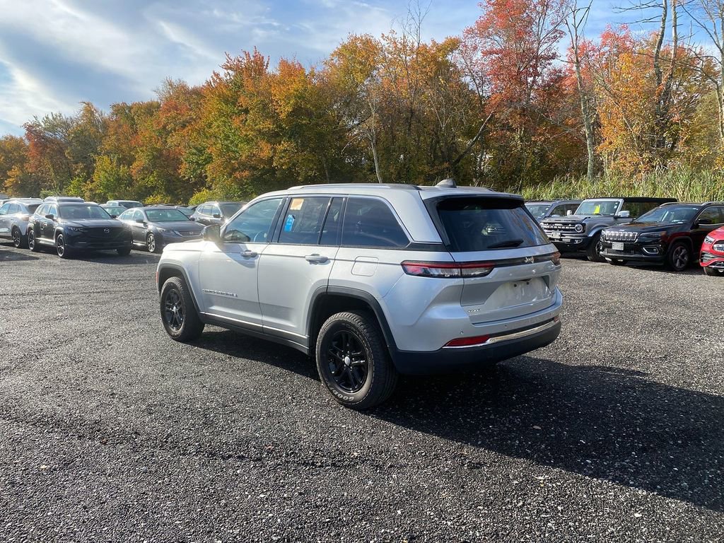 Used 2024 Jeep Grand Cherokee Laredo image 8