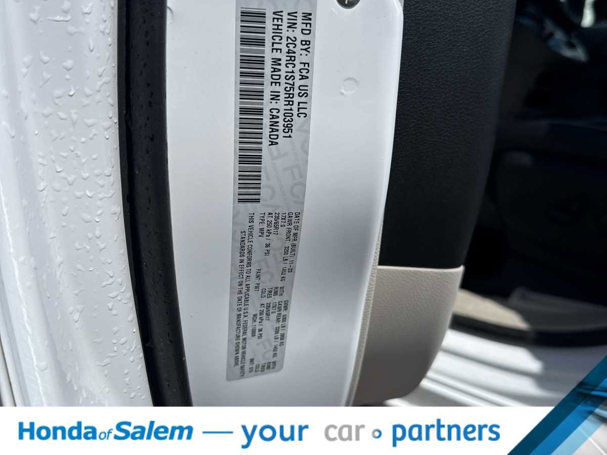 Used 2024 Chrysler Pacifica Select image 21