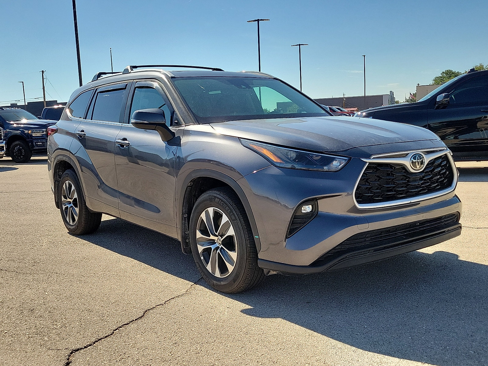 Used 2024 Toyota Highlander XLE AWD/4WD image 6