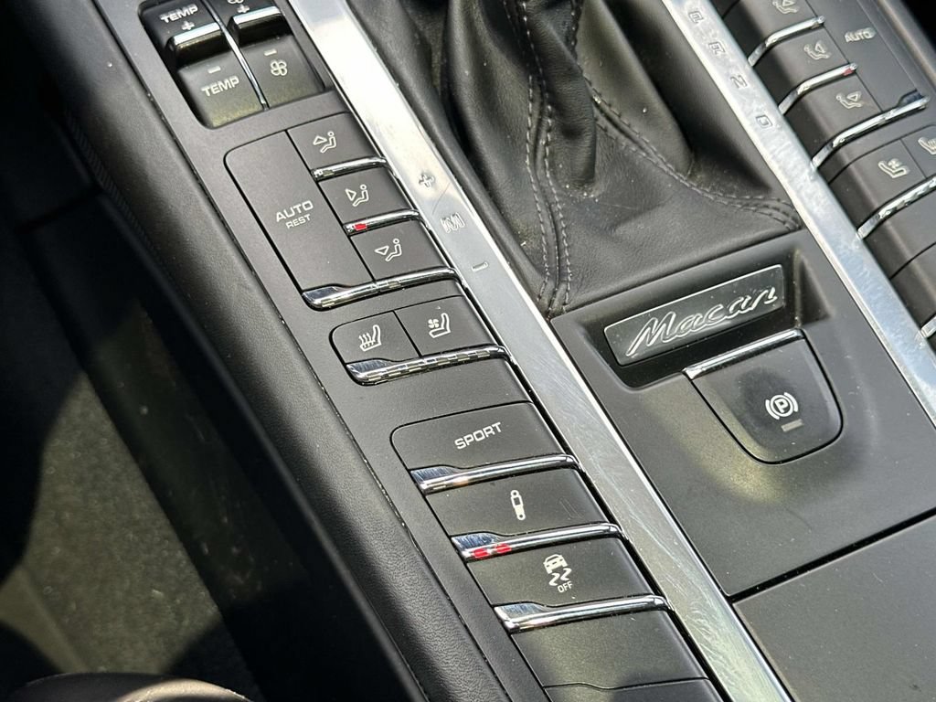 Used 2016 Porsche Macan Turbo AWD/4WD image 28