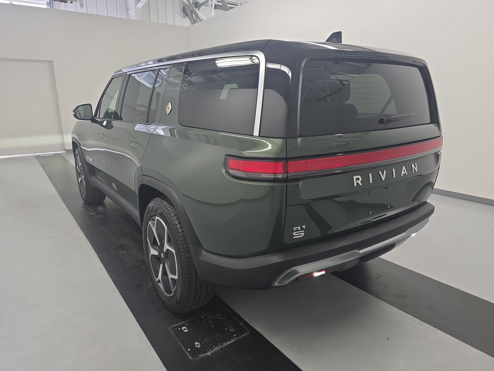 Used 2024 Rivian R1S Adventure AWD/4WD image 3