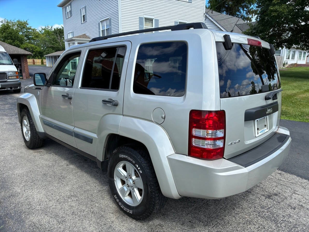 Used 2009 Jeep Liberty Sport w/ Popular Equipment Group AWD/4WD image 4
