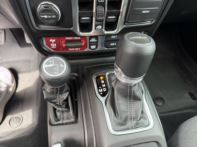 Used 2025 Jeep Gladiator Rubicon w/ Convenience Group AWD/4WD image 21