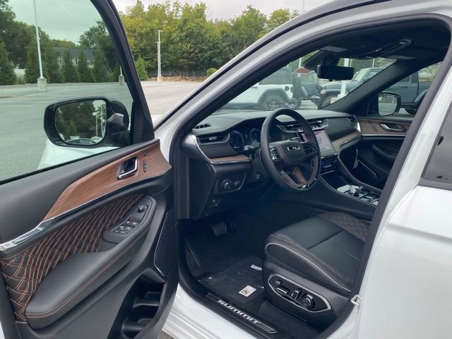 New 2025 Jeep Grand Cherokee Summit w/ Adv Protech Group IV AWD/4WD image 15