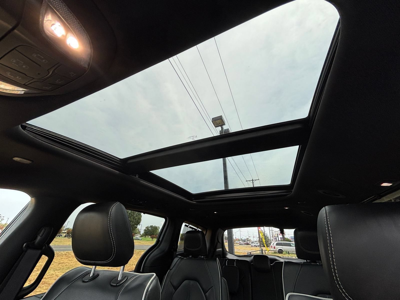 Used 2025 Chrysler Pacifica Limited FWD image 32