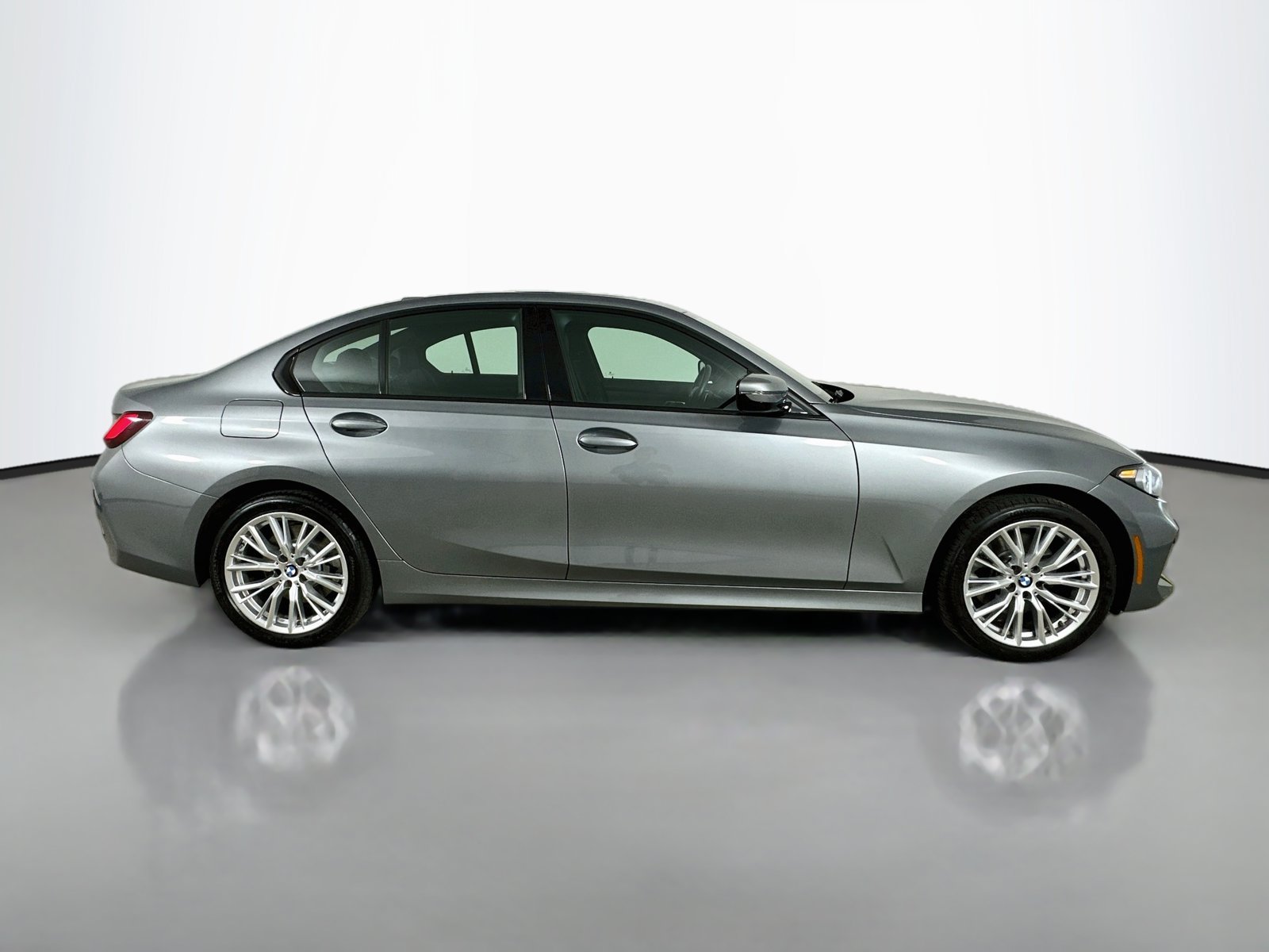 Used 2023 BMW 330i xDrive Sedan w/ Convenience Package AWD/4WD image 4