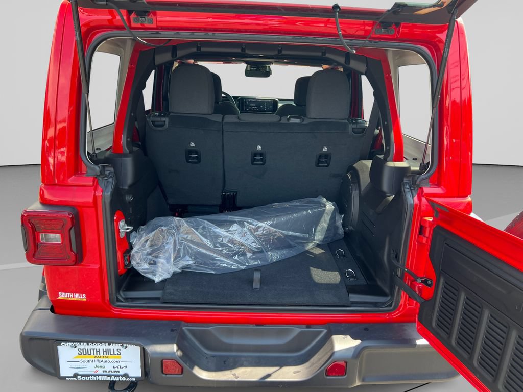 Used 2025 Jeep Wrangler Unlimited Sahara w/ Technology Group AWD/4WD image 19