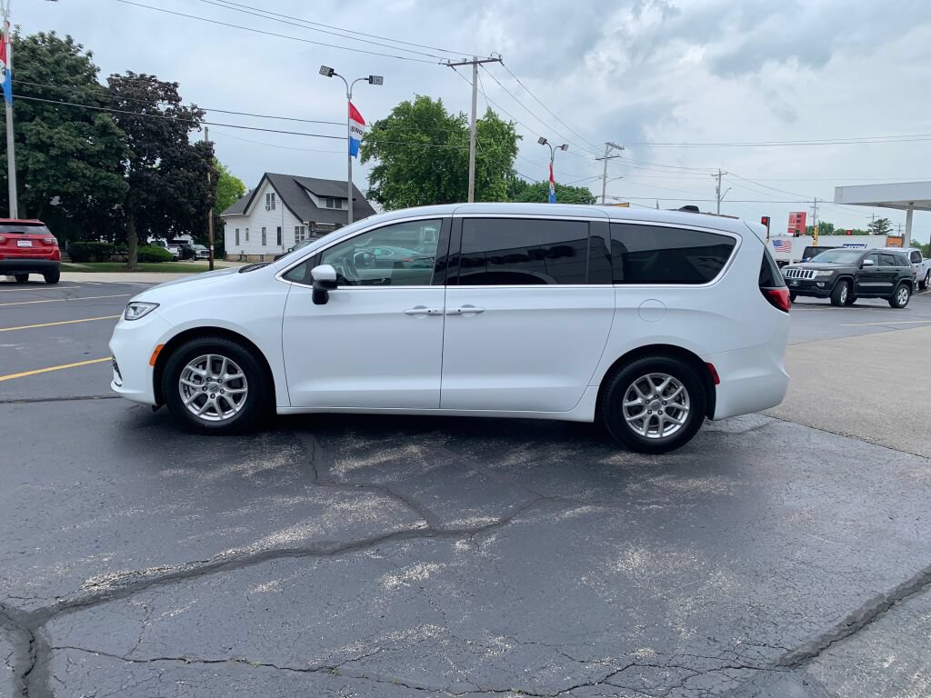 Used 2023 Chrysler Pacifica Touring-L FWD image 4
