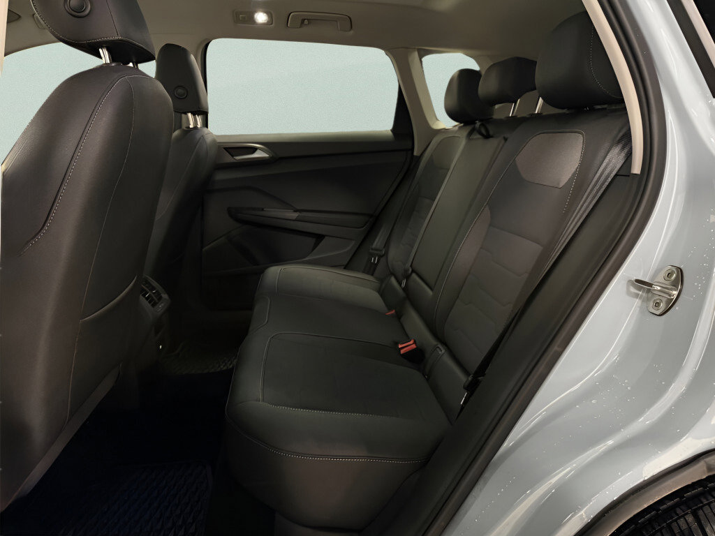 Certified 2025 Volkswagen Taos SE image 18