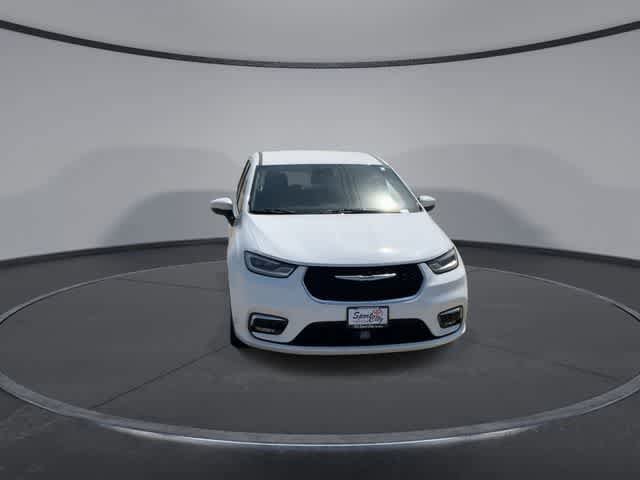 Used 2023 Chrysler Pacifica Touring-L FWD image 3