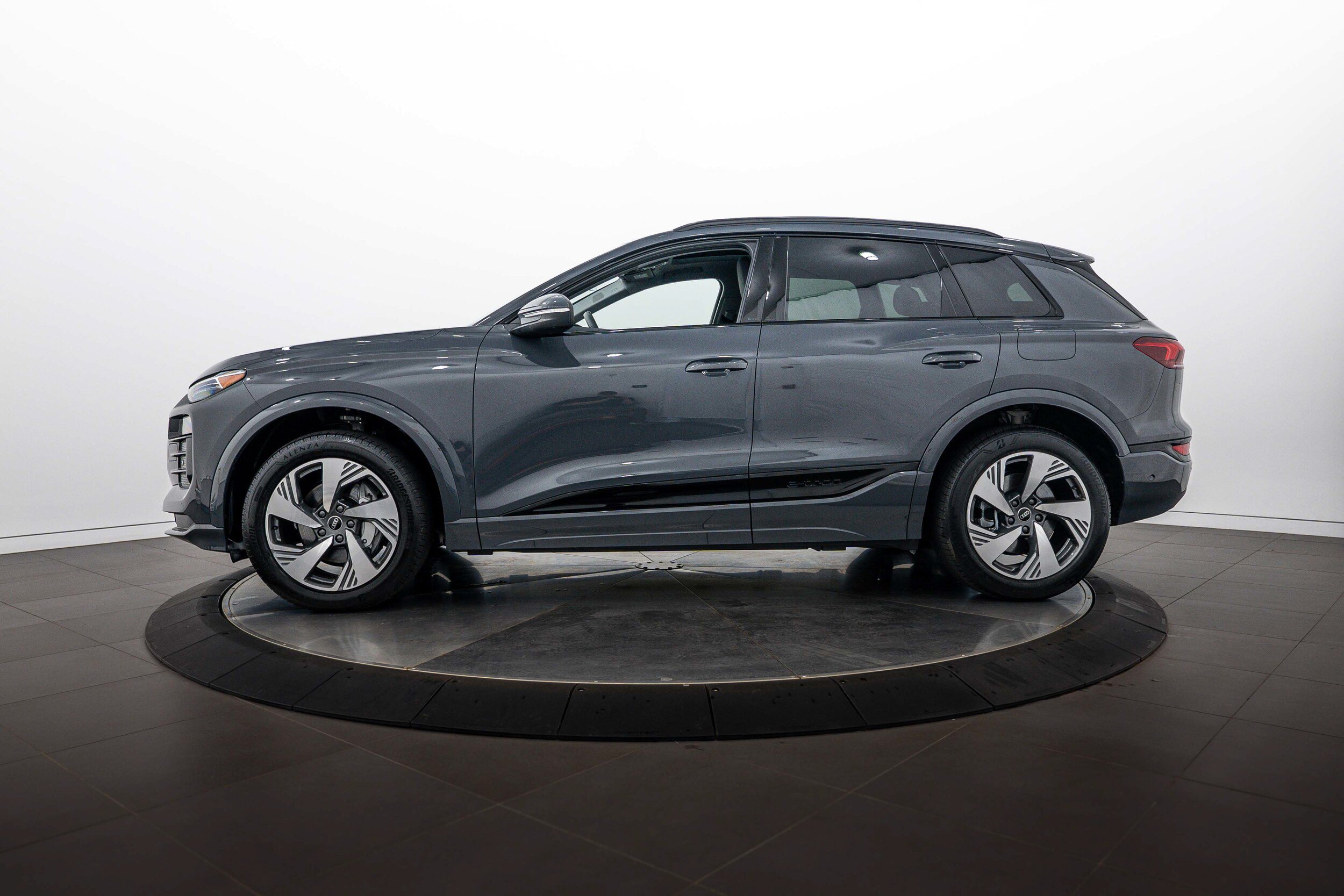 Used 2025 Audi Q6 e-tron Premium Plus w/ Premium Plus AWD/4WD image 6