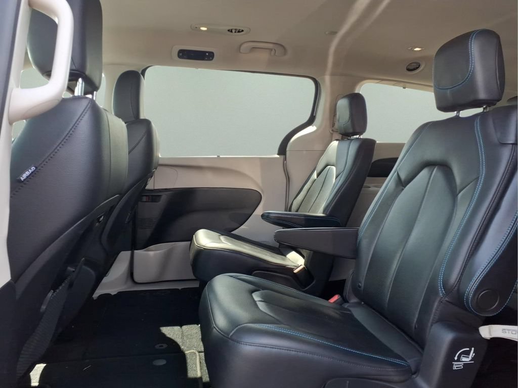 Used 2021 Chrysler Pacifica Touring-L FWD image 5