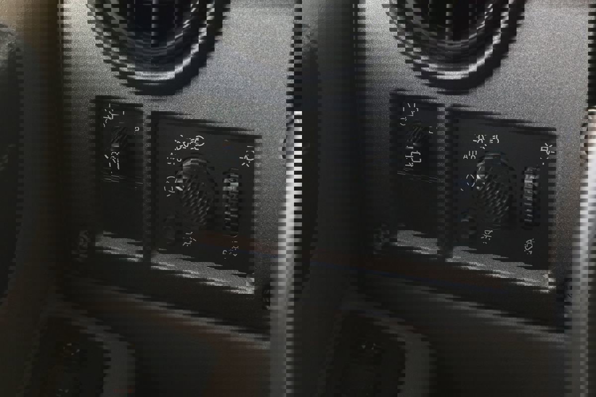 Used 2004 HUMMER H2 w/ Preferred Equipment Group image 24