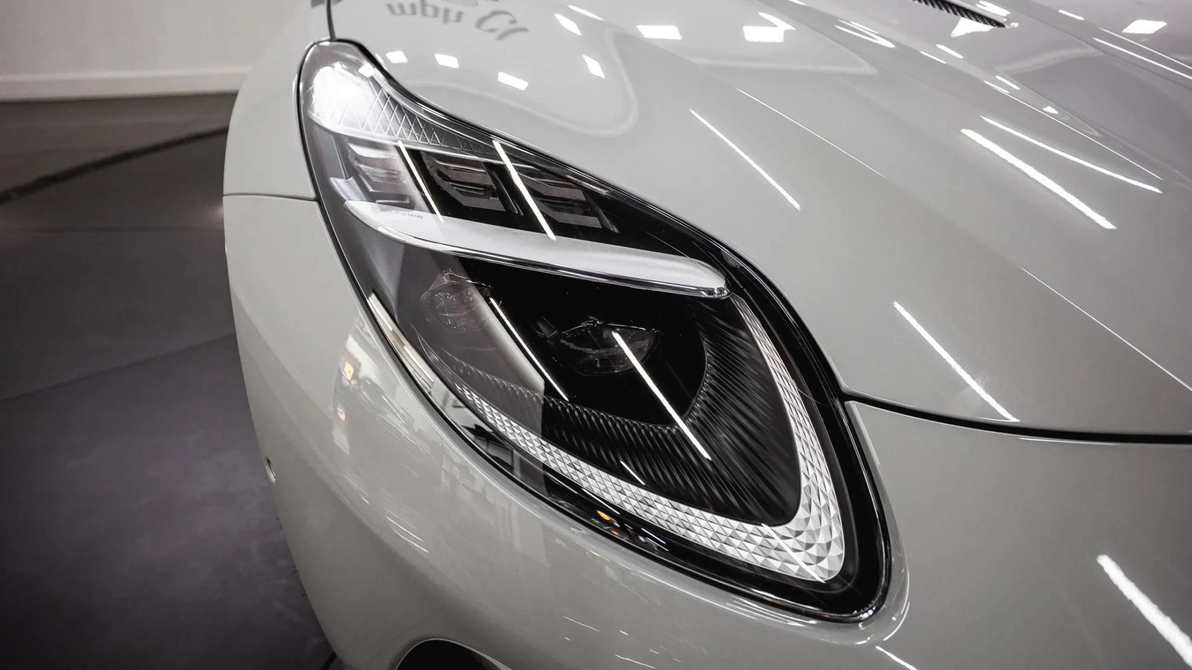 Used 2024 Aston Martin DB12 Convertible RWD image 39
