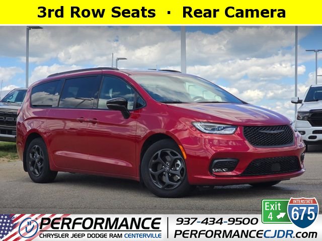 Used 2025 Chrysler Pacifica Premium