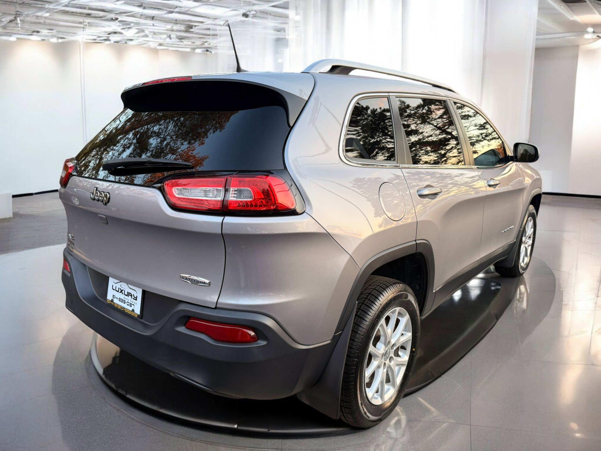 Used 2017 Jeep Cherokee Latitude w/ Cold Weather Group image 10