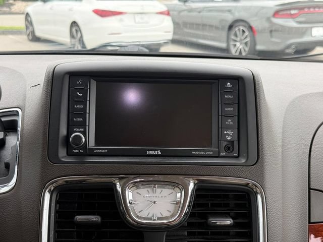 Used 2014 Chrysler Town & Country Touring FWD image 16