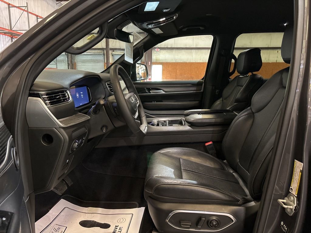 Used 2024 Jeep Wagoneer L Series III w/ Flexible Seating Group image 17
