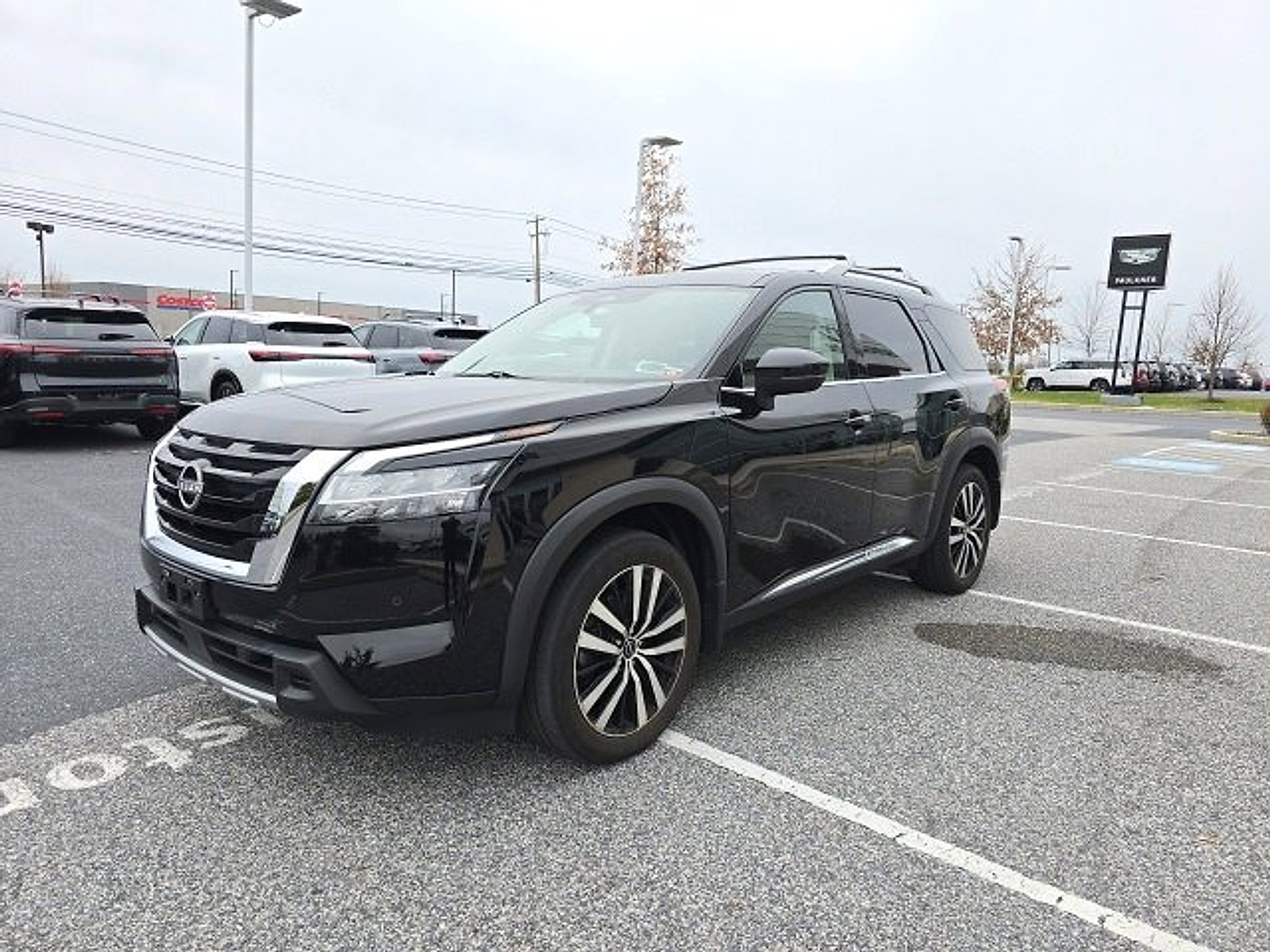 Used 2023 Nissan Pathfinder Platinum w/ Cargo Package image 3