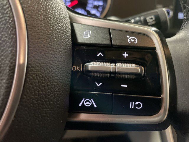 Used 2023 Kia Carnival LX image 32