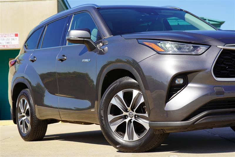Used 2020 Toyota Highlander XLE AWD/4WD image 12