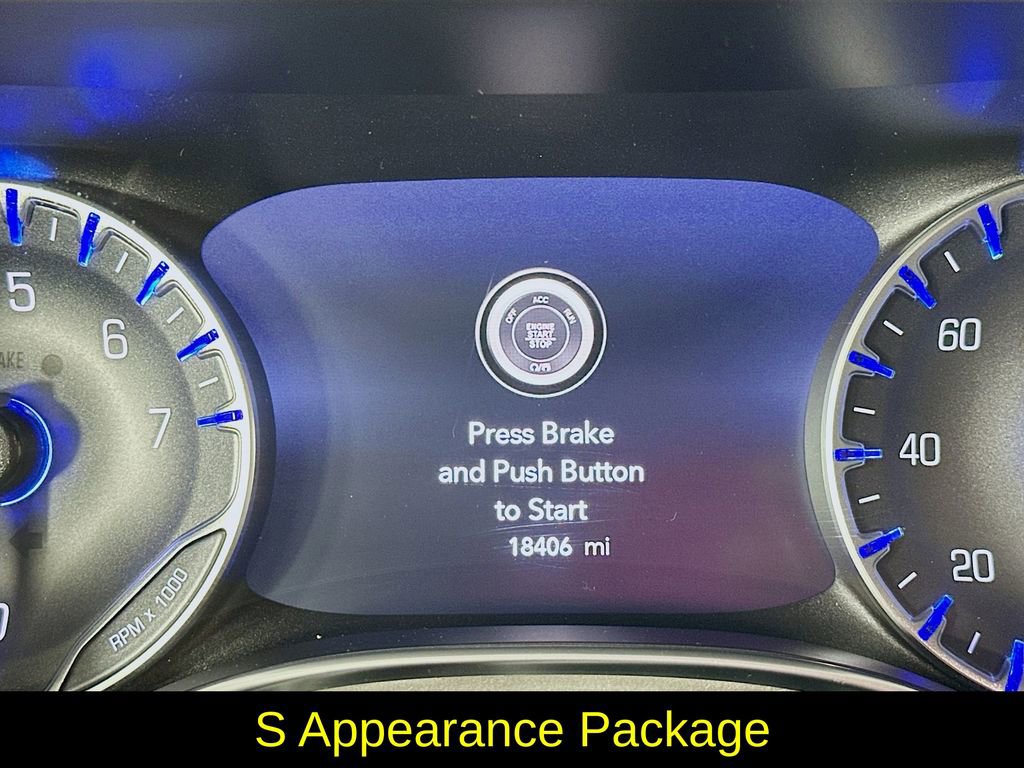 Used 2023 Chrysler Pacifica Limited w/ Uconnect Theater Family Group image 17