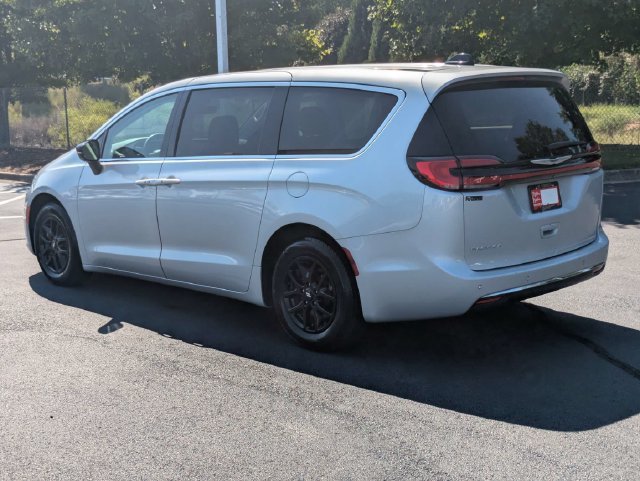 Used 2024 Chrysler Pacifica Touring-L FWD image 6