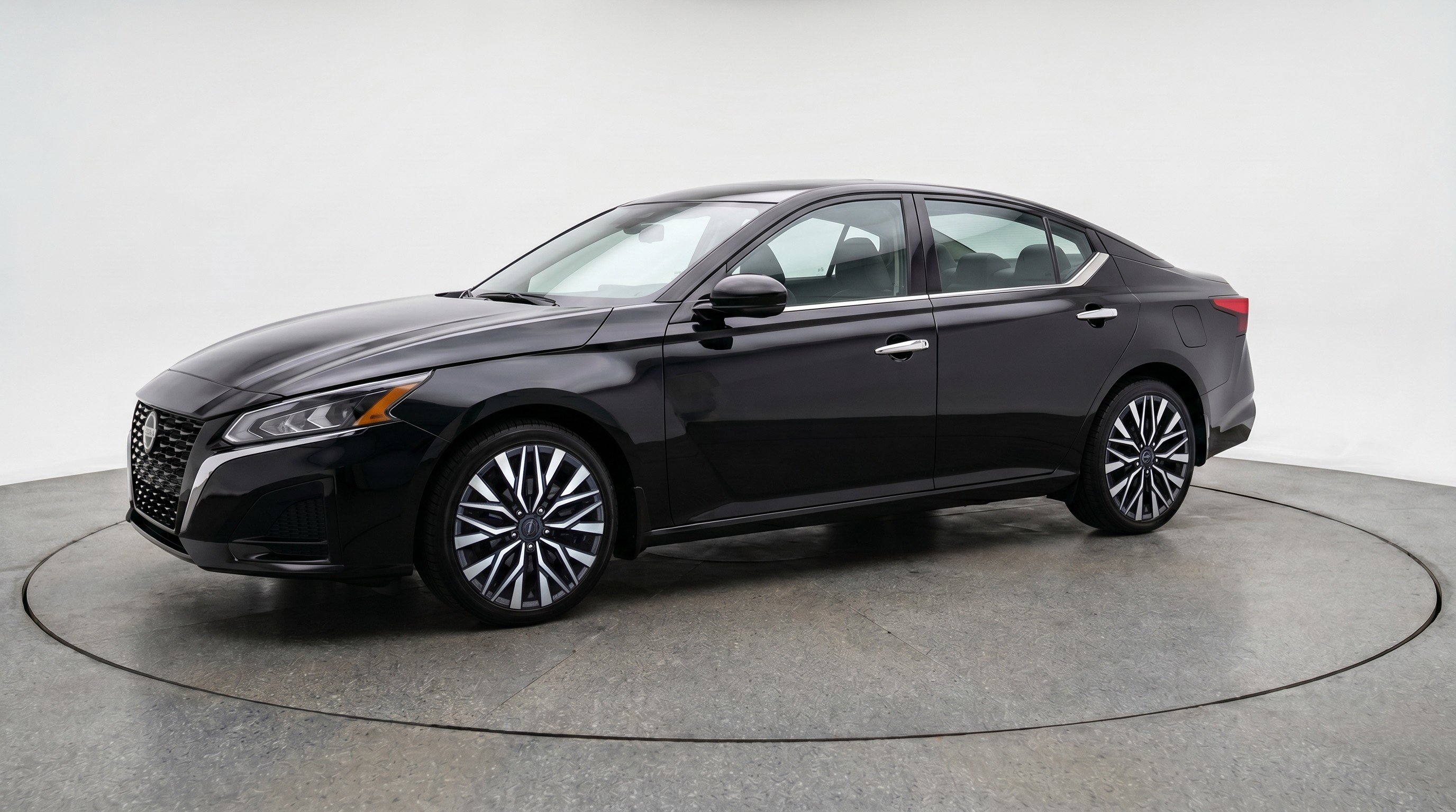 Used 2025 Nissan Altima 2.5 SV FWD image 3