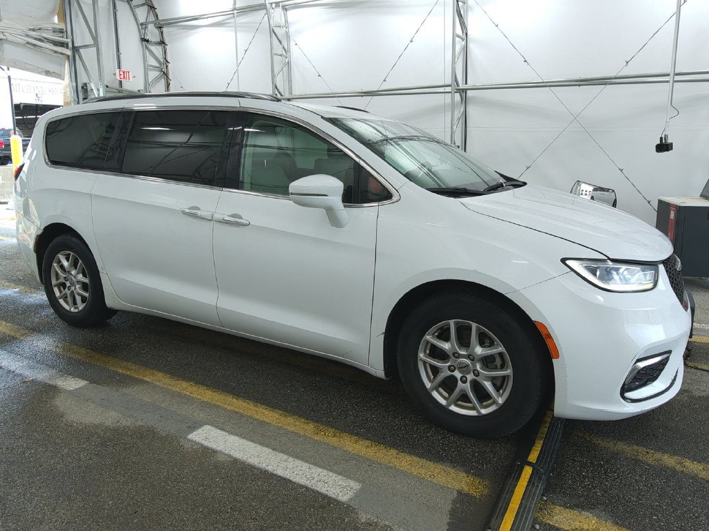 Used 2021 Chrysler Pacifica Touring-L FWD image 3