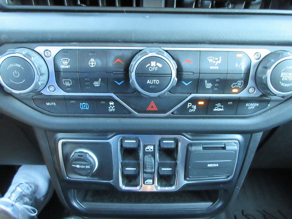 Used 2024 Jeep Wrangler Unlimited Sahara w/ Technology Group AWD/4WD image 31
