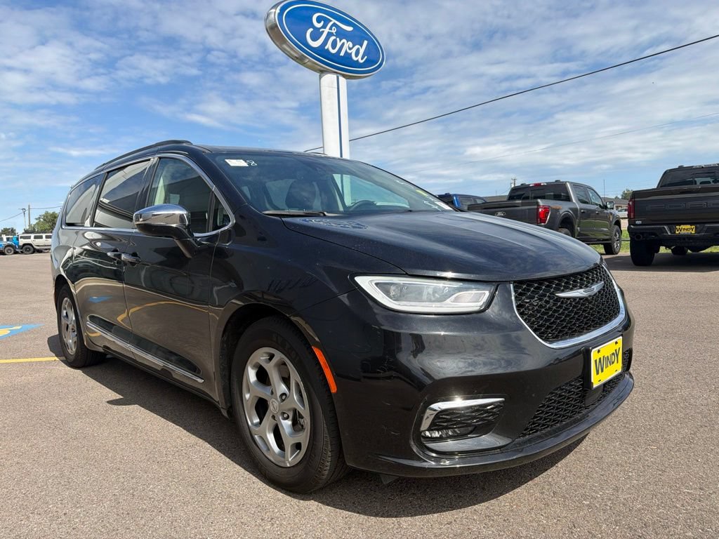Used 2023 Chrysler Pacifica Limited FWD image 4