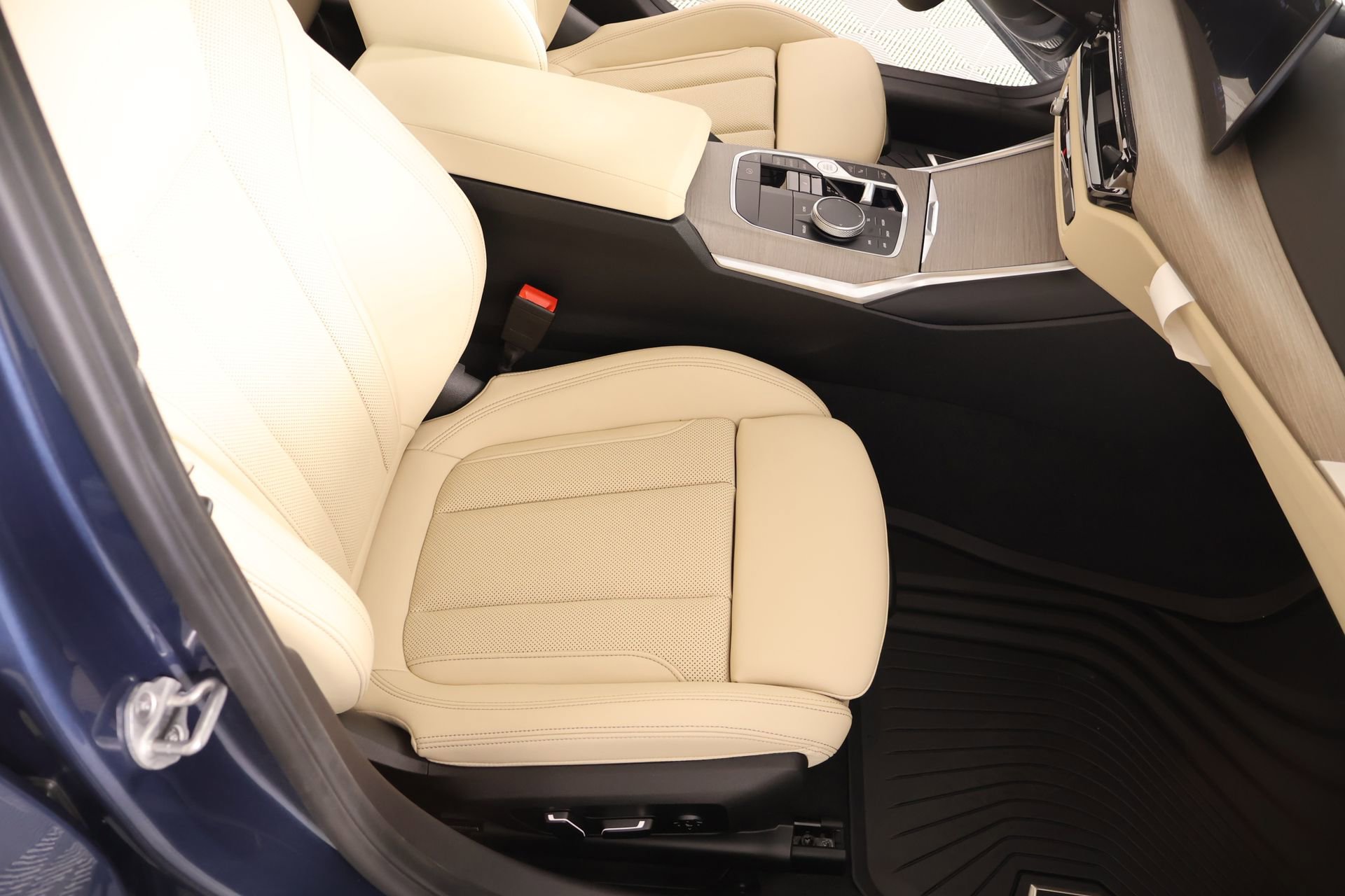 New 2026 BMW 330i xDrive Sedan w/ Premium Package AWD/4WD image 14