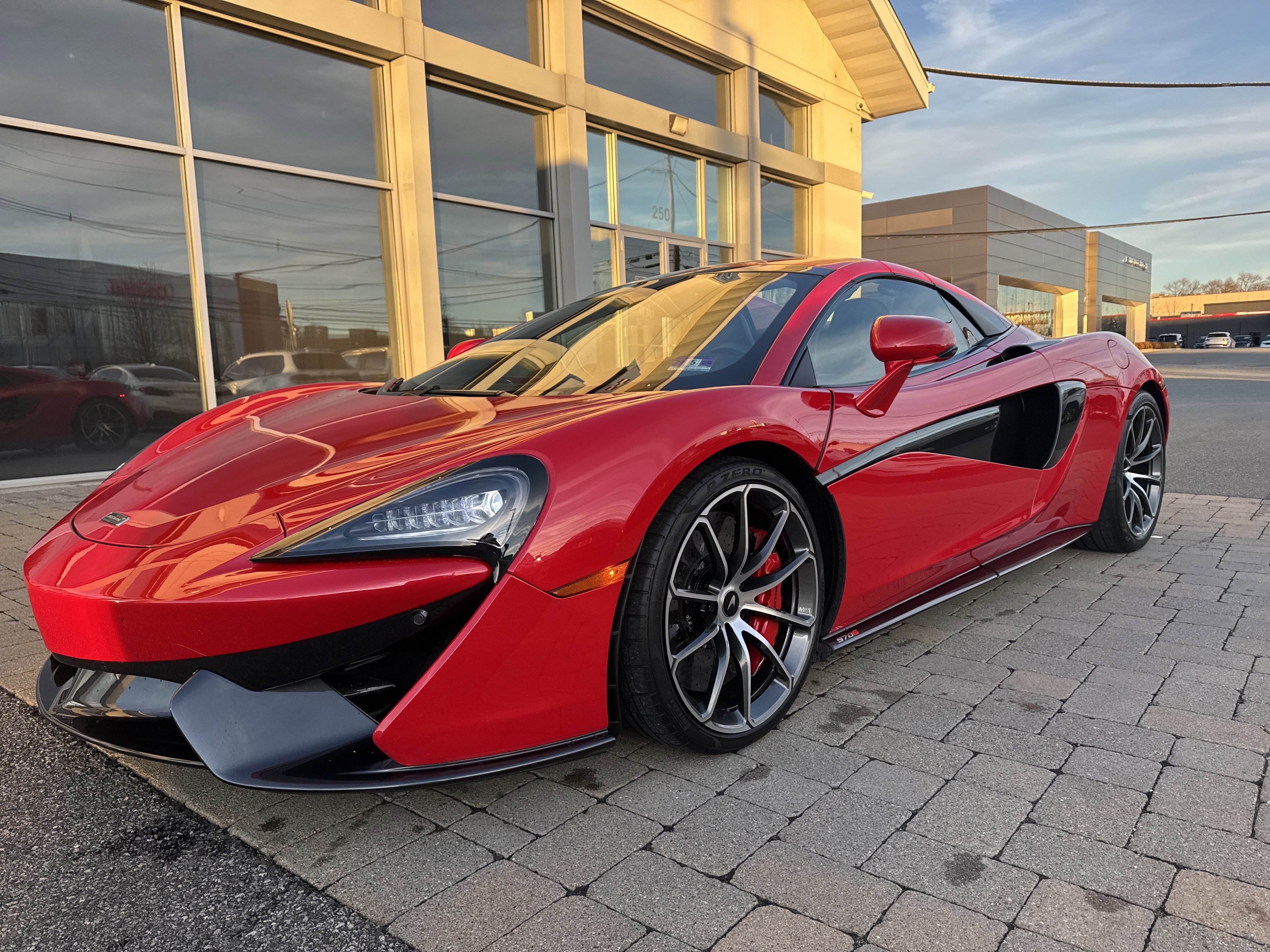 Used 2019 McLaren 570S Spider image 30
