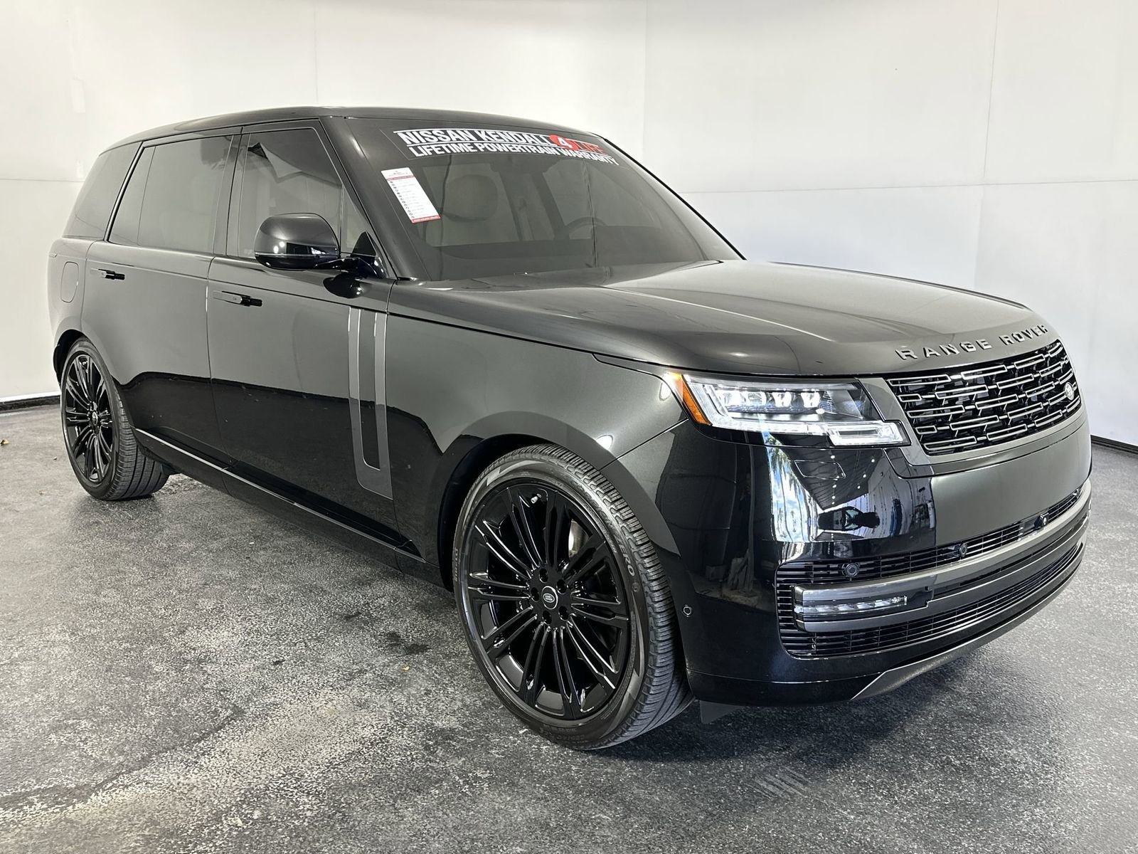 Used 2024 Land Rover Range Rover Long Wheelbase SE image 2