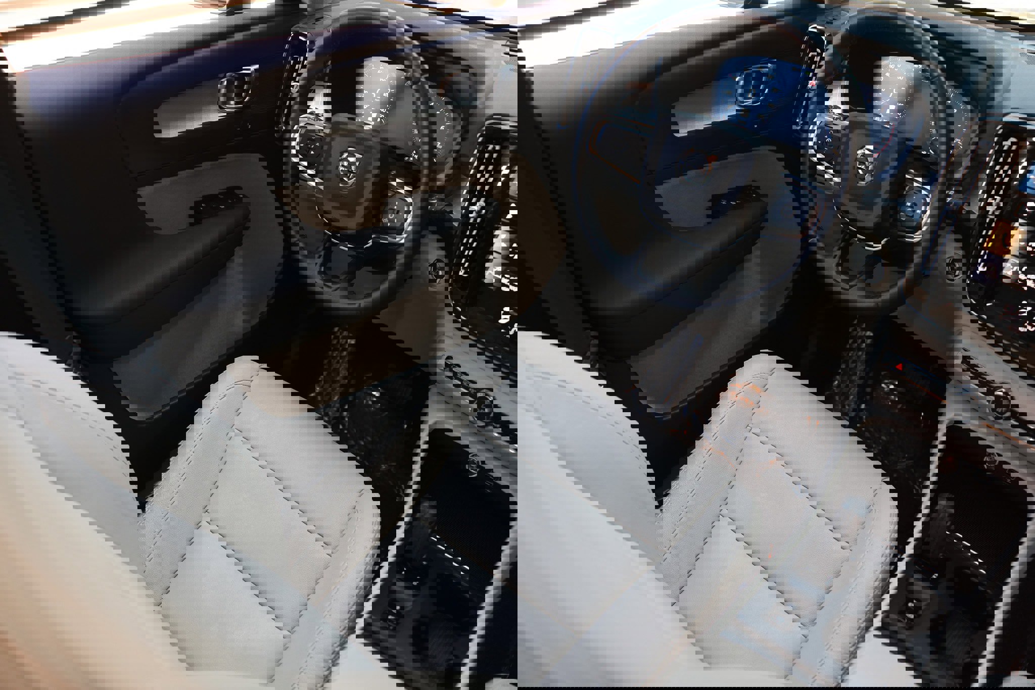 Used 2021 Volvo XC40 T4 Momentum w/ Protection Package Premier image 25