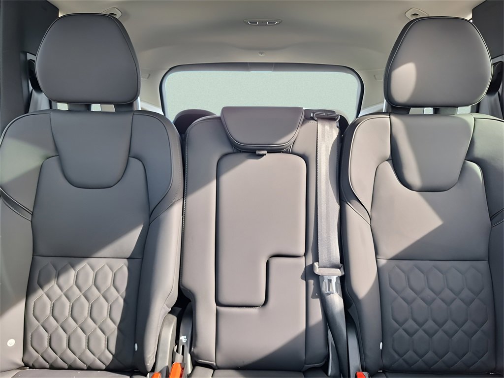 Used 2025 Volvo XC90 B6 Plus image 24