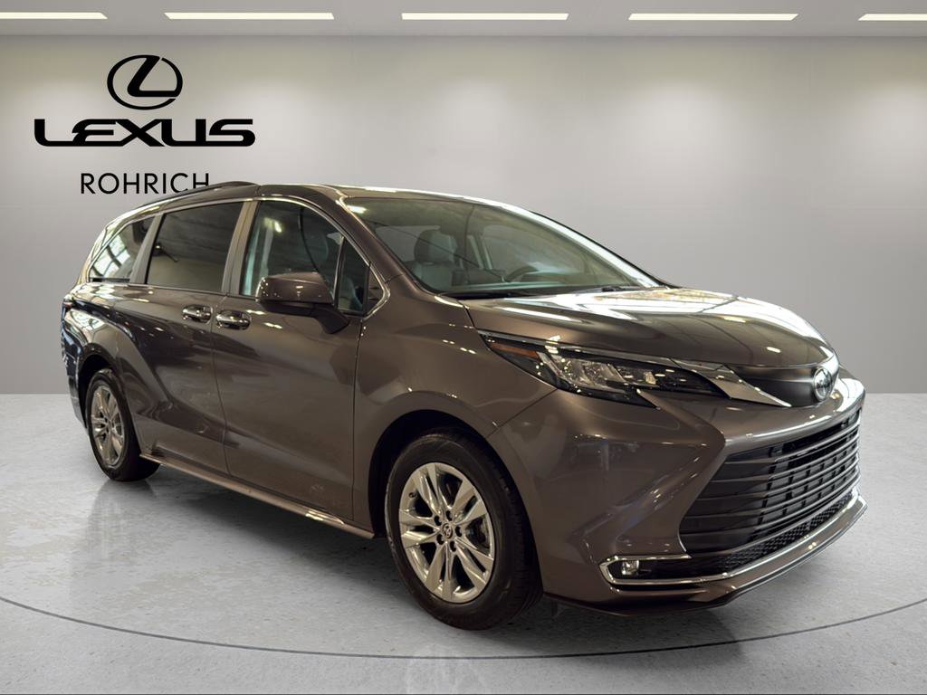 Used 2023 Toyota Sienna XLE w/ XLE Plus Package image 4