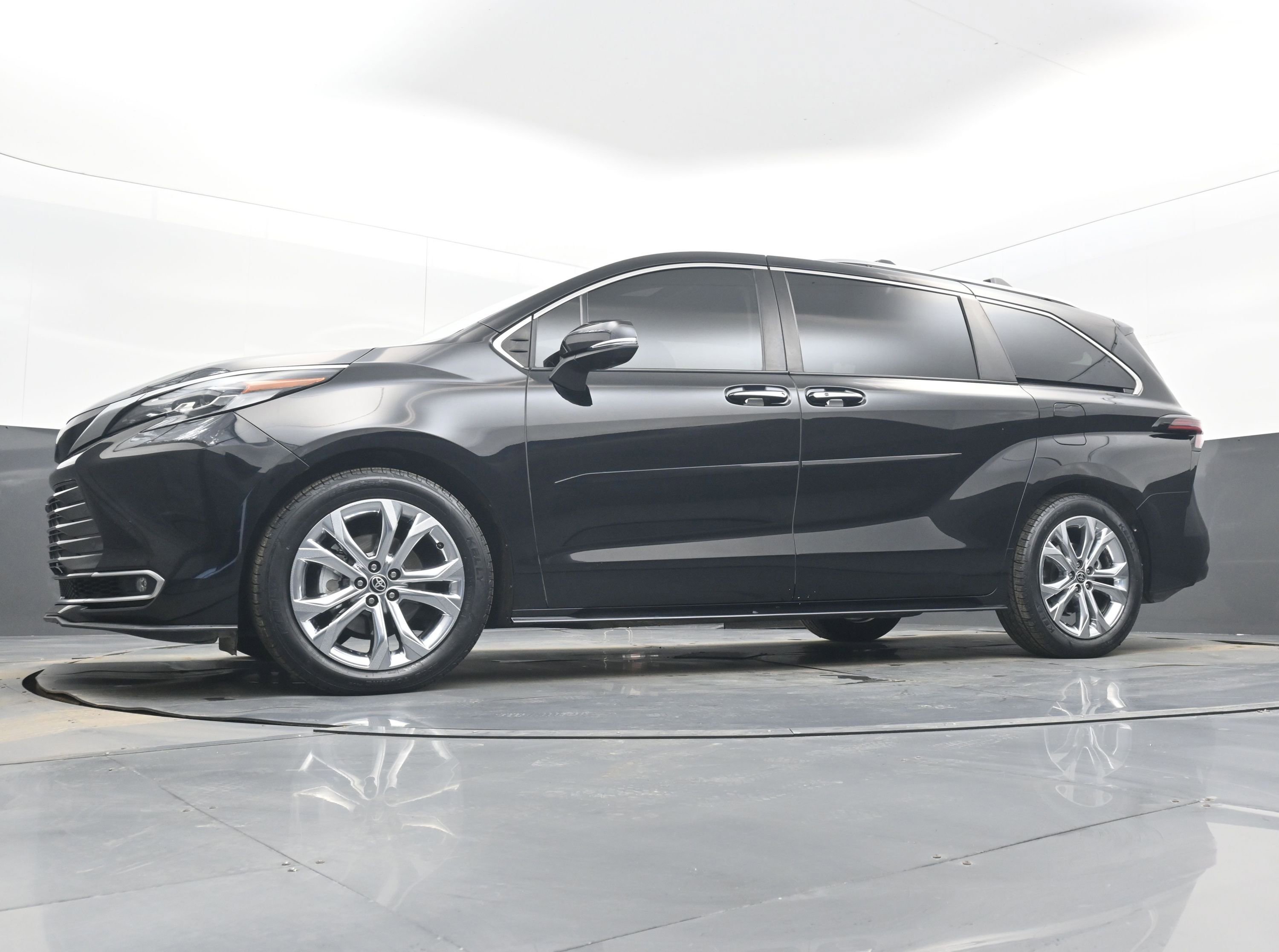 Used 2022 Toyota Sienna Platinum image 28