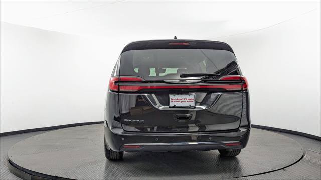 Used 2023 Chrysler Pacifica Touring-L FWD image 7