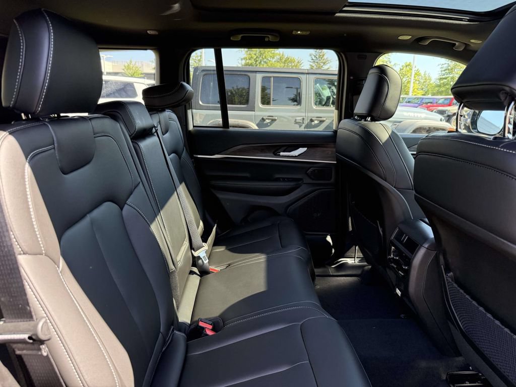 New 2027 Jeep Grand Cherokee Limited AWD/4WD image 16