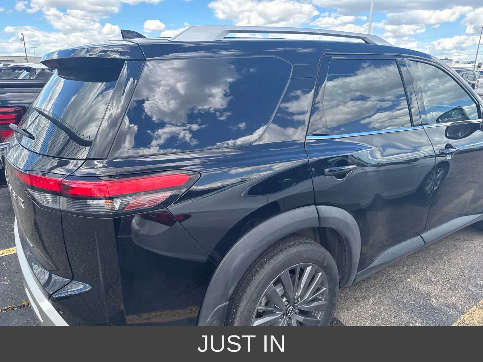 Used 2022 Nissan Pathfinder SL AWD/4WD image 28