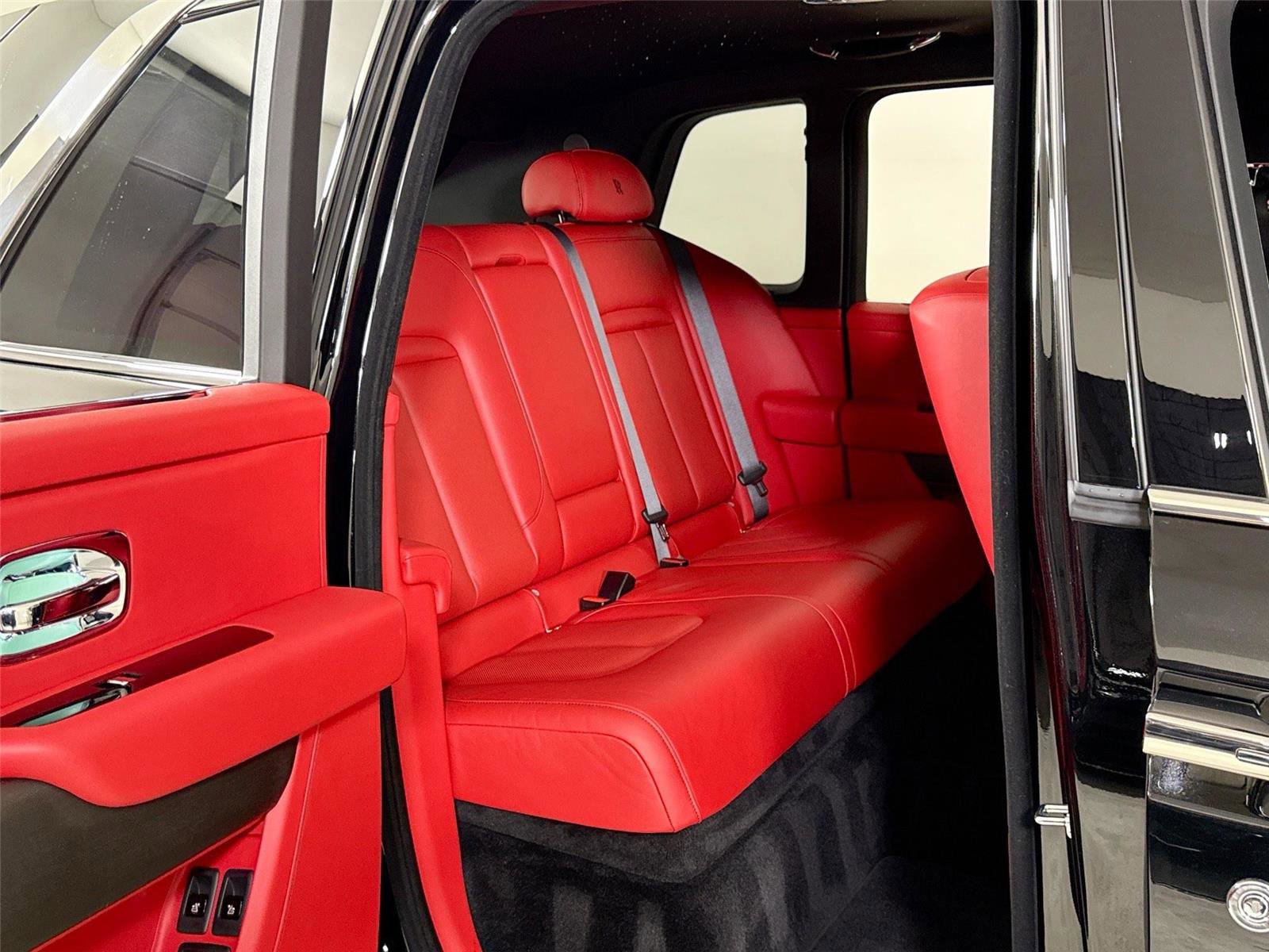 Used 2025 Rolls-Royce Cullinan image 32