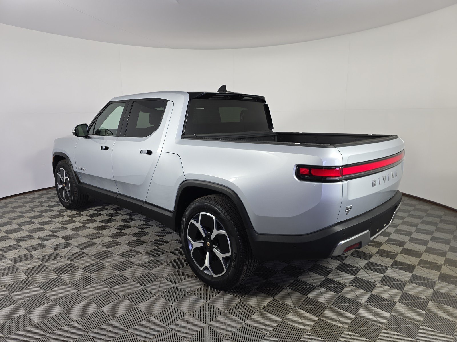 Used 2024 Rivian R1T Adventure AWD/4WD image 3