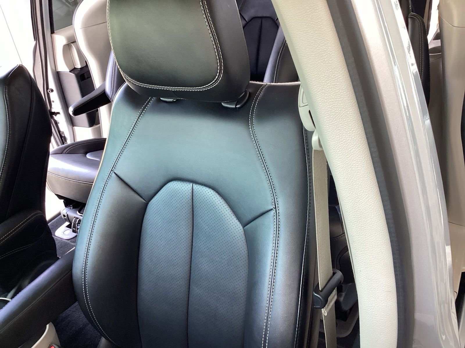 Used 2024 Chrysler Pacifica Select image 11