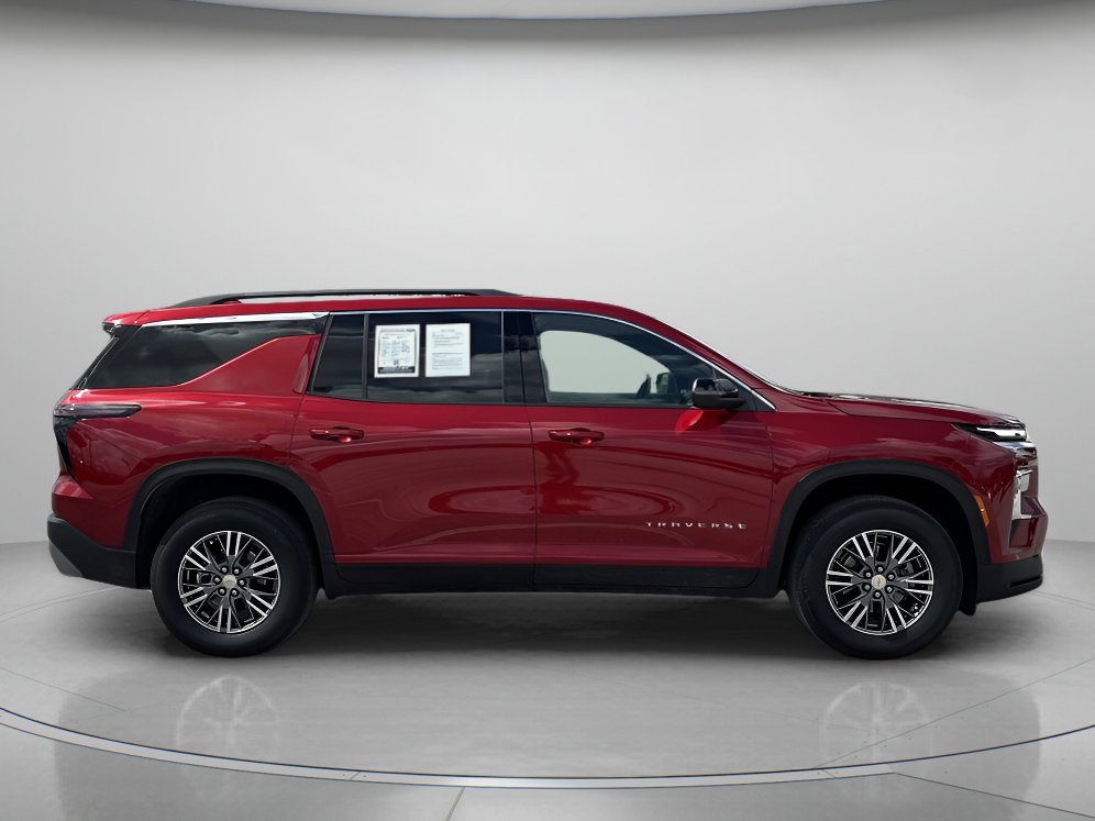 Used 2025 Chevrolet Traverse LT image 2