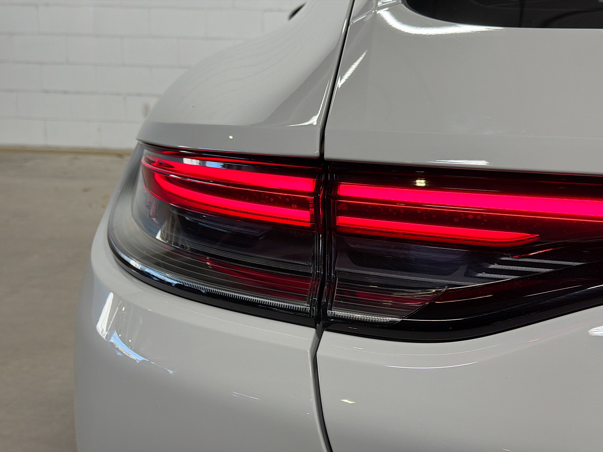 Used 2023 Porsche Panamera image 11