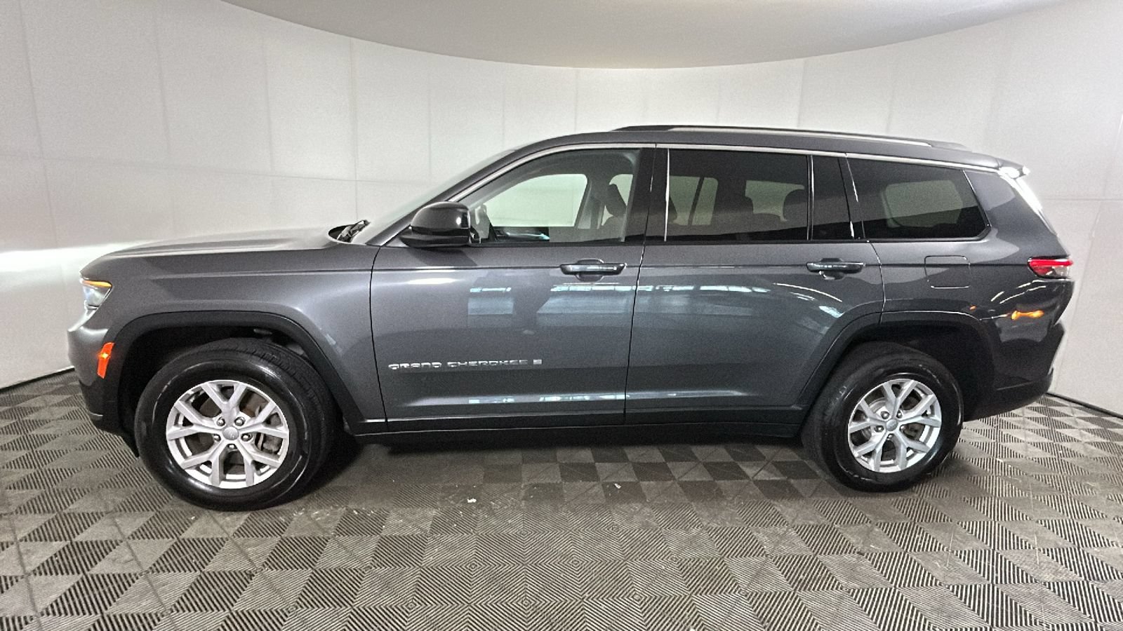 Used 2021 Jeep Grand Cherokee L Laredo w/ Luxury Tech Group I AWD/4WD image 7